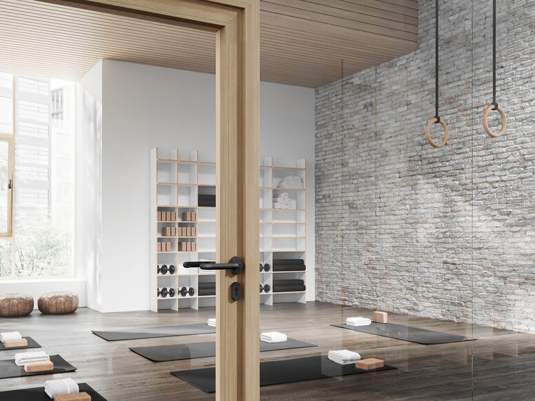 Glastür mit Holzrahmen zu einem Yoga-Raum