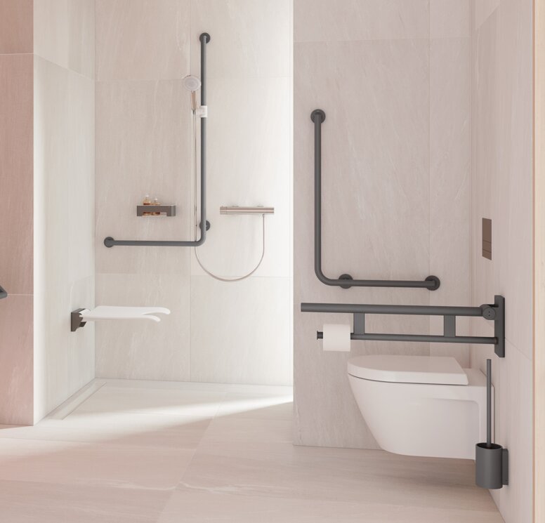 Barrierefreies Bad mit Waschplatz, Duschbereich und WC ausgestattet mit HEWI Serie 900 in Anthrazit matt
